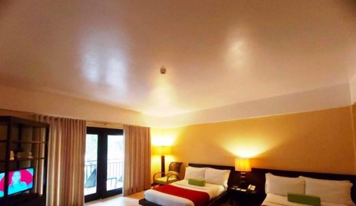 Panoramic-Doppel- oder -Zweibettzimmer, Badewanne, Poolblick