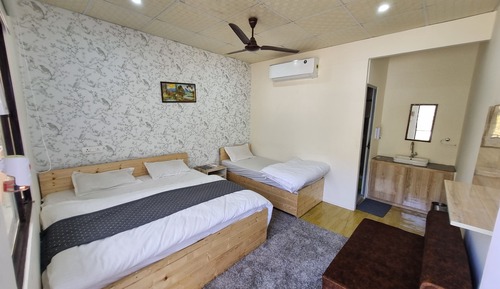 Luxury-Zimmer, Balkon, Hügelblick