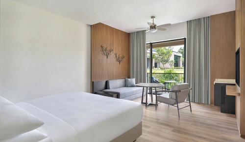 Premier-Zimmer, 1 King-Bett, Balkon, Blick auf die Anlage
