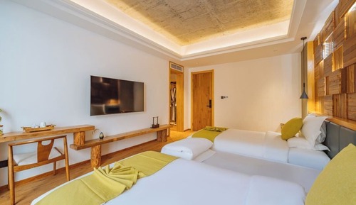 Premier-Zweibettzimmer, Terrasse, Hügelblick