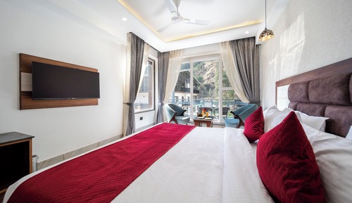 Superior-Zimmer, Balkon, Bergblick