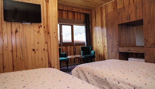 Economy-Zweibettzimmer, Bergblick