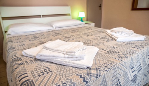 Doppel- oder Zweibettzimmer, eigenes Bad, eingeschränkter Meerblick