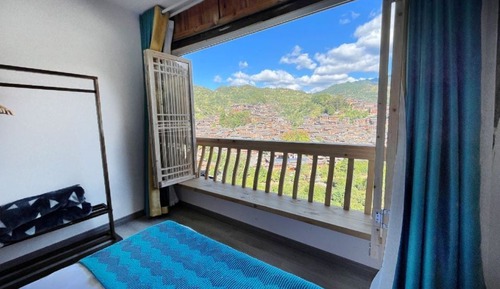 Comfort-Zweibettzimmer, Balkon, Hügelblick