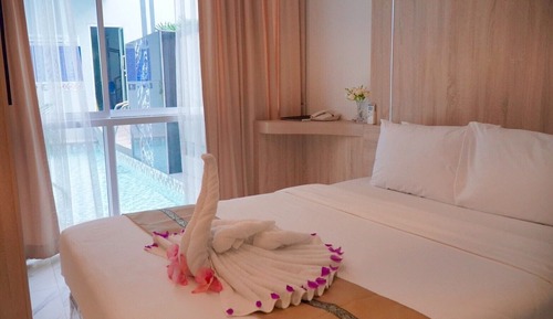 Superior-Doppel- oder -Zweibettzimmer, Poolseite