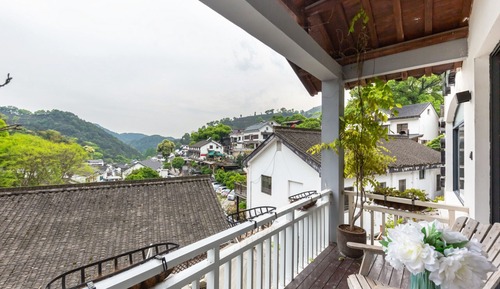 Familien-Dreibettzimmer, Balkon, Hügelblick