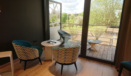 Design-Doppel- oder -Zweibettzimmer, Gartenblick
