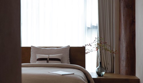 Basic-Zweibettzimmer, Hügelblick, zum Innenhof hin