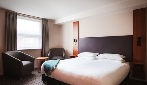 Doppel- oder Zweibettzimmer, rollstuhlgeeignete Dusche