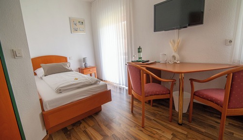 Basic-Doppel- oder -Zweibettzimmer