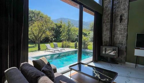 Monk 1 ozel havuzlu korunakli mustekil bahçeli tas evimiz