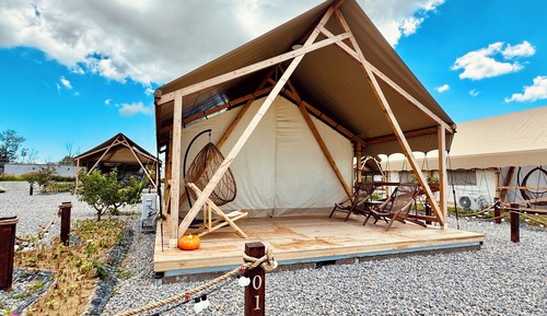 Standard-Zelt, Hügelblick