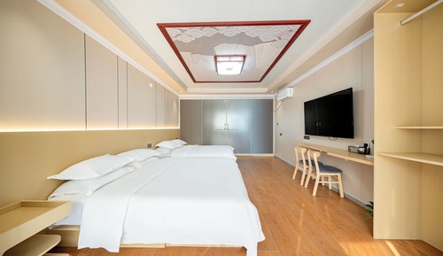 Senior-Vierbettzimmer, Balkon, Gartenblick