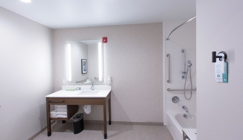 Zimmer, 2 Queen-Betten, Ausstattung für hörgeschädigte Menschen (Bathtub w/ Grab Bars)