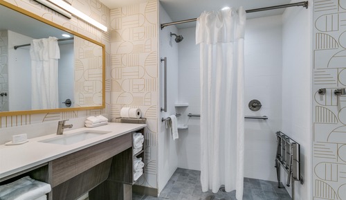 Studiosuite, 2 Queen-Betten, rollstuhlgeeignete Dusche