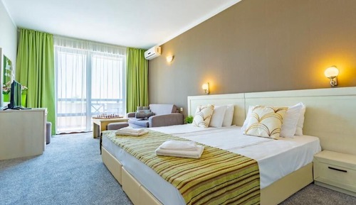 Familien-Doppel- oder -Zweibettzimmer, Balkon, eingeschränkter Meerblick