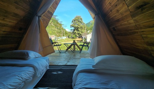 Classic-Chalet, Terrasse, Hügelblick