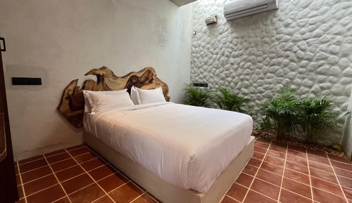 Standardzimmer, Badewanne, Poolseite