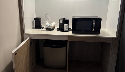 Studiosuite, 1 King-Bett und Schlafsofa (Mobility/Hearing Access, Roll-in Shwr)