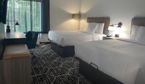 Zimmer, 2 Queen-Betten, Ausstattung für hörgeschädigte Menschen (Mobility, Bathtub Grab Bars)