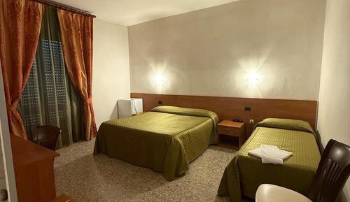 Doppel- oder Zweibettzimmer
