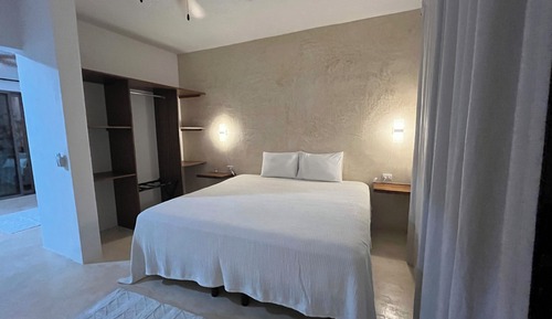 Superior-Studiosuite, 1 King-Bett, Balkon, Poolblick