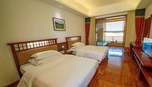 Standard-Doppelzimmer, Hügelblick