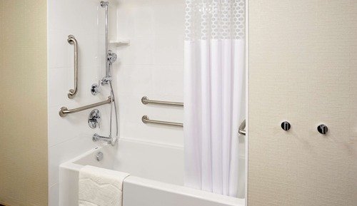 Zimmer, 2 Queen-Betten, barrierefrei, Badewanne