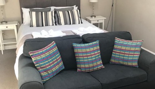 Doppel- oder Zweibettzimmer, mit Bad (with Sofabed and Kitchen)