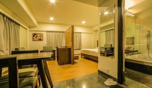 Premium-Suite, 1 King-Bett, Kühlschrank, Parkblick