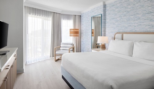 Studiosuite, 1 King-Bett und Schlafsofa, Balkon (Mobility Accessible, Roll-In Shower)