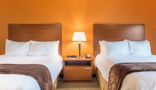 Zimmer, 2 Queen-Betten (With Recliner)