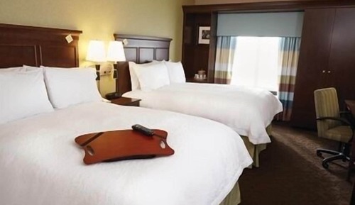 Zimmer, 2 Queen-Betten, barrierefrei, Badewanne