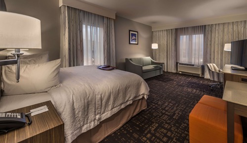 Zimmer, 1 King-Bett und Schlafsofa, Kühlschrank und Mikrowelle