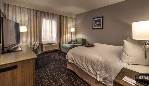 King, Kühlschrank und Mikrowelle