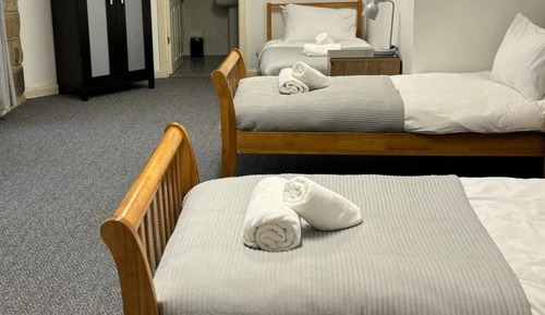 Economy-Dreibettzimmer, Gartenblick