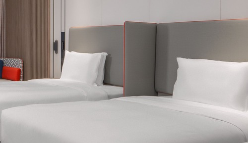 Zimmer, 2 Doppelbetten, barrierearme Badewanne