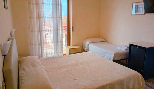 Doppel- oder Zweibettzimmer, Balkon, eingeschränkter Meerblick