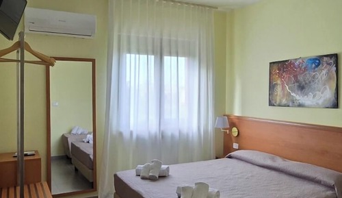Classic-Dreibettzimmer, 1 Schlafzimmer, eigenes Bad, Blick auf den Innenhof