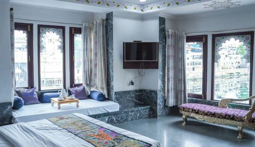 Premium-Studiosuite, barrierearme Badewanne, Seeblick