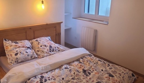 Standard-Haus, Balkon, Hügelblick