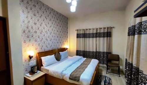 Deluxe-Doppelzimmer, Balkon, Hügelblick