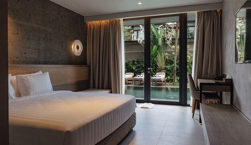 Deluxe Room Pool Access