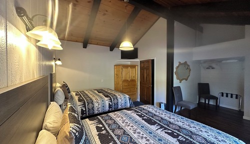 Senior-Zimmer, 2 Queen-Betten