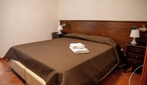 Basic-Doppel- oder -Zweibettzimmer, 1 Doppelbett, eigenes Bad, Bergblick
