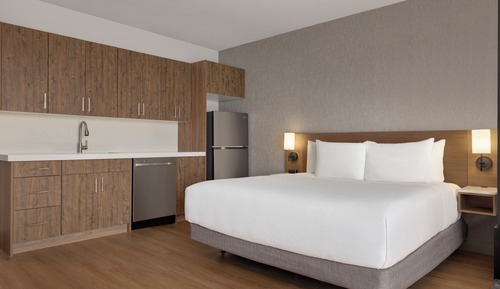 Zimmer, 1 King-Bett und Schlafsofa, rollstuhlgeeignete Dusche (Speciality)