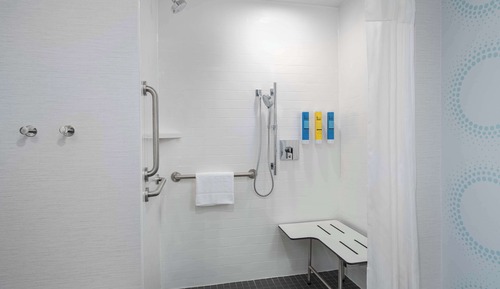 Zimmer, 2 Queen-Betten, barrierefrei (Roll-In Shower)