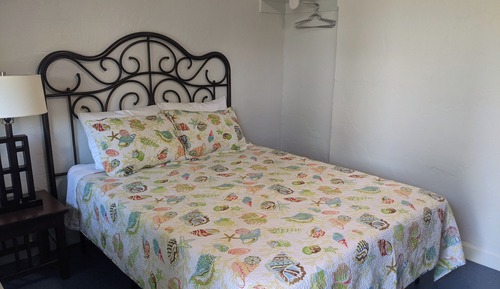 Basic-Zimmer, 1 Queen-Bett, Nichtraucher, Poolblick