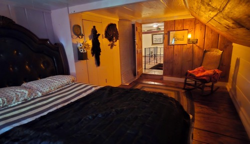 Hunter Suite, Upstairs, Shared Bath