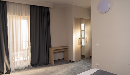 Dreibettzimmer, Balkon, Poolblick